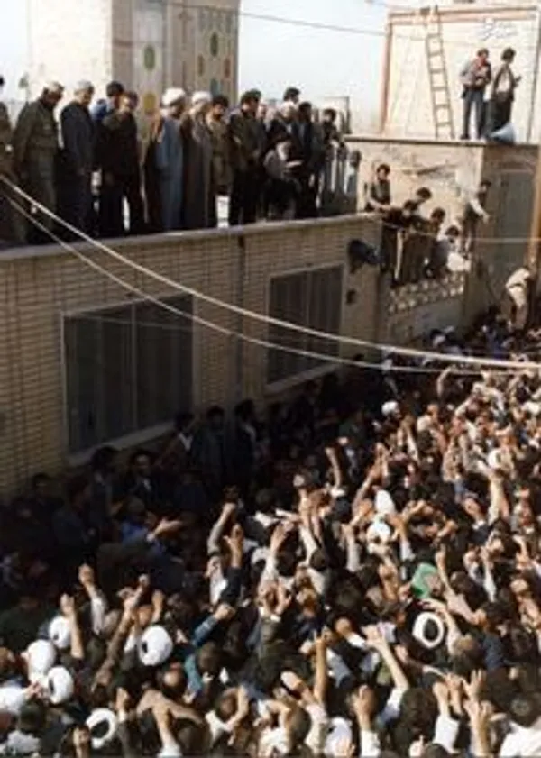 دکتر صادق طباطبایی در کنار امام خمینی در یکی از دیدارهای عمومی ایشان در شهر قم  