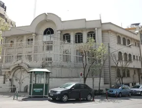 عکس/ نصب تابلوی عجیب در مقابل سفارت عربستان