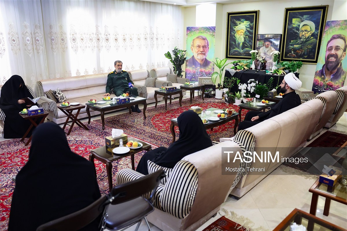 تصاویر| حضور دبیر شورای عالی امنیت ملی در منزل شهید لاریجانی تصاویر| حضور دبیر شورای عالی امنیت ملی در منزل شهید لاریجانی