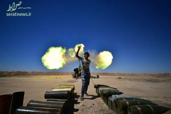 لحظه شلیک توپ توسط یک رزمنده الحشد الشعبی در حومه شهر باستانی الحضر در جنوب موصل