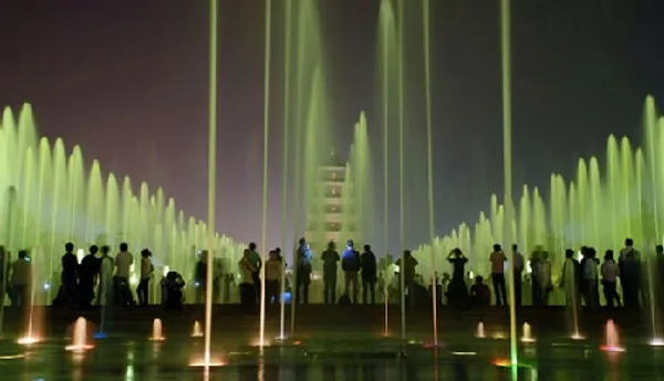 فواره وحشی و بلند گوس (غاز) (Goose Fountain)، شیان (چین)