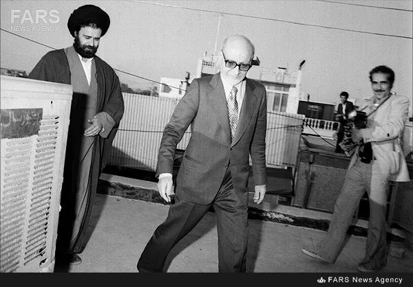  9- مهدی بازرگان پس از یکی از دیدارهای خود با امام خمینی درقم. مرحوم حاج سید احمدخمینی نیز در تصویر دیده می‌شود