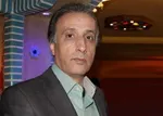 محمدرضا حیاتی اخبار طنز اجرا می‌کند