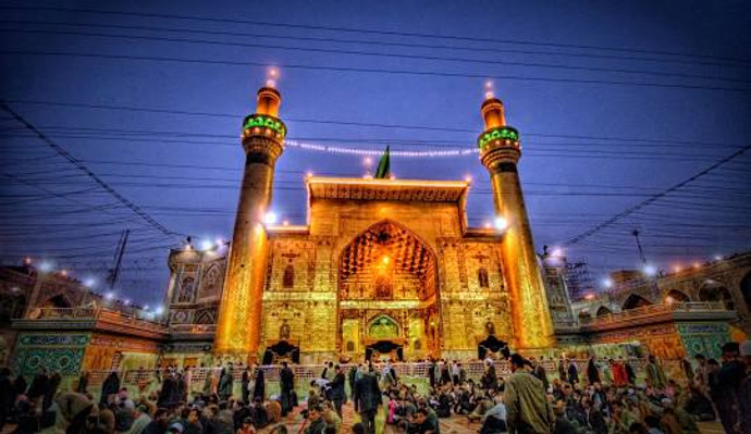 فیلم | پیکر رهبر شهید بر دستان عزاداران عراقی به سوی جایگاه اقامه نماز