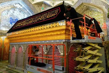 تصاویر| آماده‌سازی ضریح نورانی امیرالمؤمنین(ع) برای روزهای پایانی صفر
