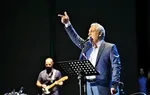 عکس| پسر مهران مدیری بعد ۲۰ سال در کنسرت پدرش در کانادا