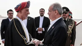 فیلم/ تصاویر کمتر دیده شده از استقبال سطح بالای سلطان عمان از رئیس‌جمهوری ایران