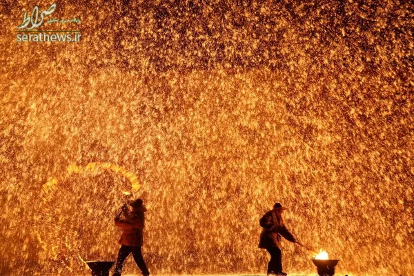 پرتاب گدازه های آهن مذاب در جریان برگزاری جشنواره قایق اژدها در چین
