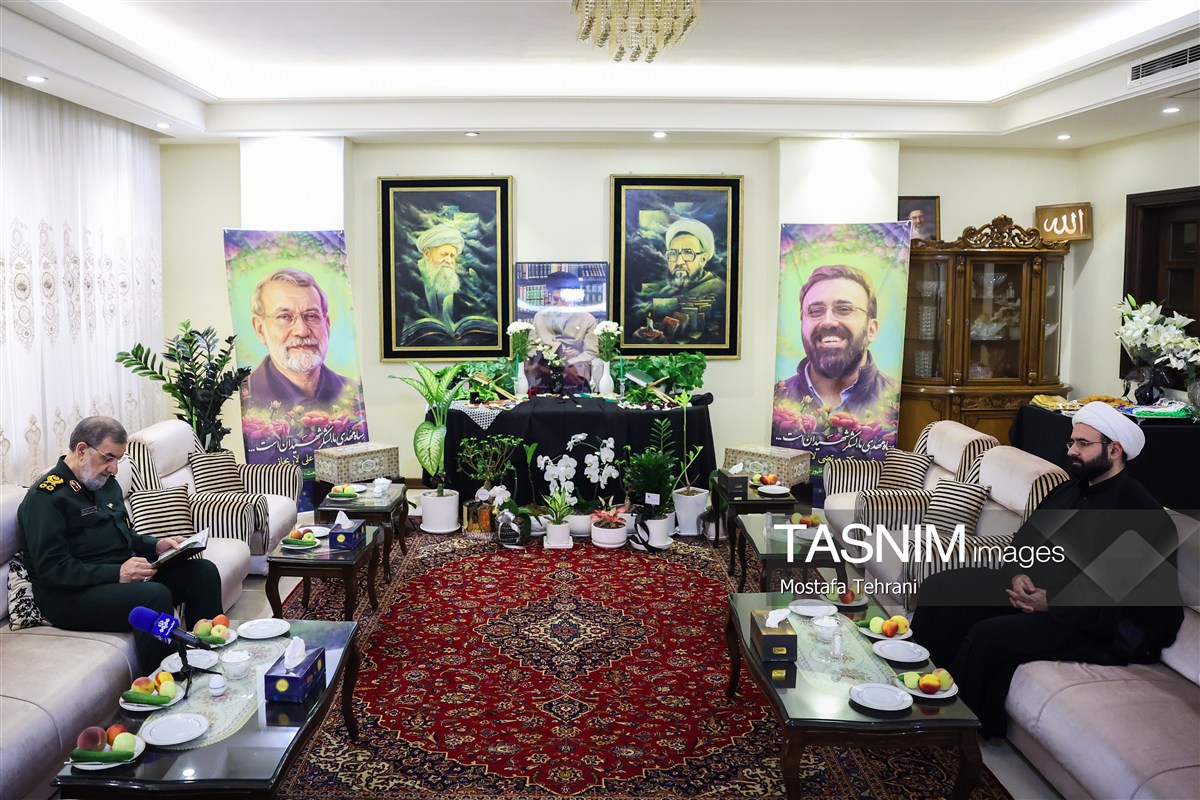 تصاویر| حضور دبیر شورای عالی امنیت ملی در منزل شهید لاریجانی تصاویر| حضور دبیر شورای عالی امنیت ملی در منزل شهید لاریجانی