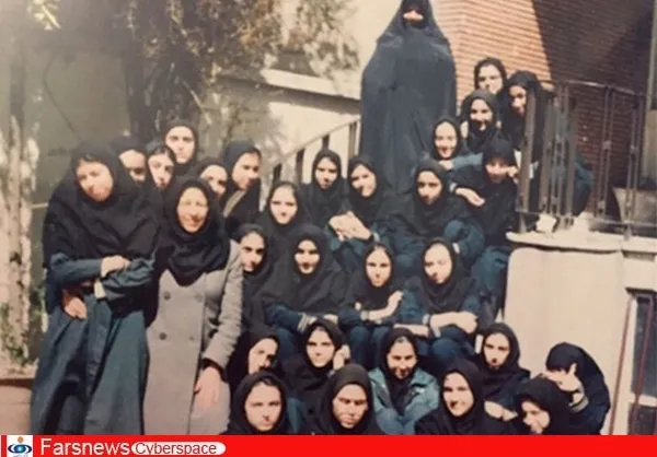  گلاره عباسی، بازیگر(اولین نفرنشسته سمت چپ)
