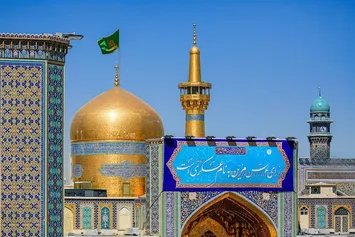 تصاویر | نصب کتیبه‌های ولادت‌ امام حسن عسکری علیه‌السلام در حرم مطهر رضوی
