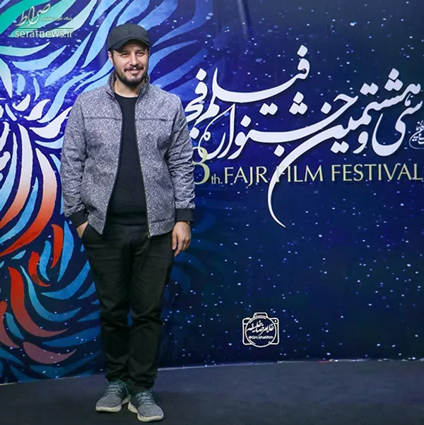 جواد عزتی، پرکارترین بازیگر جشنواره امسال که البته جایزه‌ای هم نصیبش نشد، مثل همیشه با تیپ اسپورت و کلاه تو اکران فیلم دوزیست شرکت کرد. ست کردن رنگ و طرح کتونی و سویشرت، کار تقریبا سختیه که جواد عزتی خوب از پسش براومده.