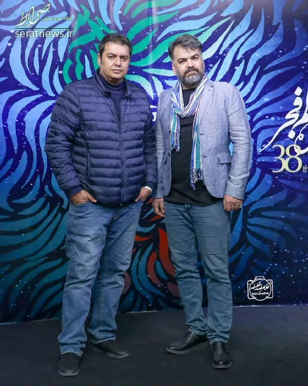 برادران سالور تهیه‌کننده و کارگردان فیلم سه‌کام‌حبس در کنار هم. همونطور که می‌بینین، شلوار جین هم با کاپشن اسپورت و هم با کت تک ترکیب جذابی رو می‌سازه. استفاده از شال ساده دور گردن هم که از غلاقه‌مندی‌های دوستان هنریمونه.