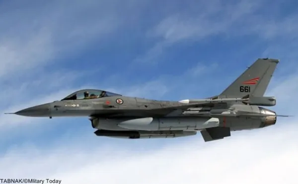  Nr.8 Lockheed Martin F-16 Fighting Falcon (USA).جنرال داینامیکس اف-16 فایتینگ فالکن (به انگلیسی: General Dynamics F-16 Fighting Falcon)، به معنای شاهین مبارز، جت جنگنده تک‌موتوره چندمنظوره مافوق صوت است که شرکت جنرال داینامیکس به سفارش دولت ایالات متحده امریکا در دهه 1970 طراحی کرد. اولین پرواز این هواپیما در سال 1974 انجام شده و چهار سال بعد وارد فعالیت رسمی در ارتش آمریکا شد. از سال 1993 در پی فروش شرکت هواپیمایی جنرال داینامیکس به شرکت لاکهید این هواپیما در لاکهید مارتین تولید می‌شود. این هواپیما چندکارگی بالایی داشته و قابلیت اجرای ماموریت‌های مختلف هوابه‌هوا، هوابه‌زمین و شناسایی را دارد.اف-16 به عنوان یک جنگنده سبک و ساده و ارزان برای نیروی هوایی آمریکا طراحی شده که بتوان تعداد زیادی از آن را در اختیار داشته و از این طریق برتری هوایی را به دست‌ آورد. تاکنون بیش از 4500 فروند از این هواپیما تولید شده و آخرین خریدار آن نیز عراق است که 18 فروند اف-16 سفارش داده است.در مجموع 25 کشور از این هواپیما استفاده می‌کنند و مدل‌هائی از آن در ژاپن و ترکیه هم تولید می‌شود.بهای هر فروند بیش از 18 میلیون دلار