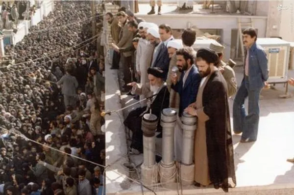 دکتر صادق طباطبایی در کنار امام خمینی در یکی از دیدارهای عمومی ایشان در شهر قم  