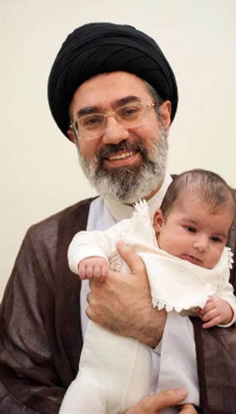 تصویری جدید از آیت الله سید مجتبی خامنه ای +عکس