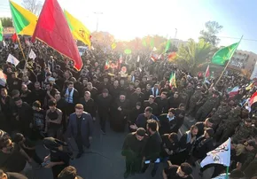 فیلم | بی‌تابی خانواده شهدا هنگام انتقال پیکر نوه رهبر شهید