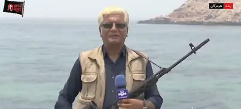 فیلم| خبرنگاری که در تنب بزرگ با دراگانوف مقابل دوربین رفت