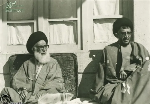 1357. شهید آیت‌الله سید عبدالحسین دستغیب در کنار تنی چند از روحانیون شهر شیراز در  حیاط منزل شخصی