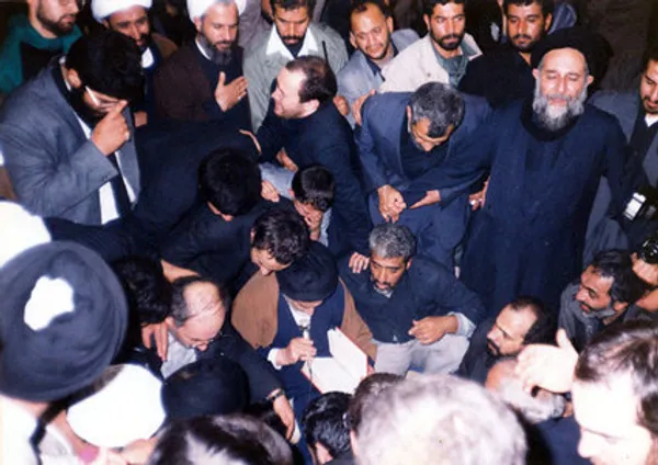 لحظات تلقین بر پیکر آیت الله العظمی گلپایگانی در حرم حضرت معصومه(س