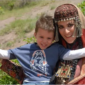 عکس/ بازیگر زن در دهانه آتش فشان