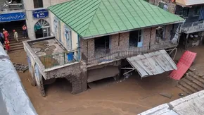 فیلم/ لحظه نجات مصدومان حادثه رانش زمین در امامزاده داود