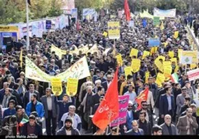 فیلم / بسیج: پرچم آمریکا را در حیاط منازل آتش بزنید