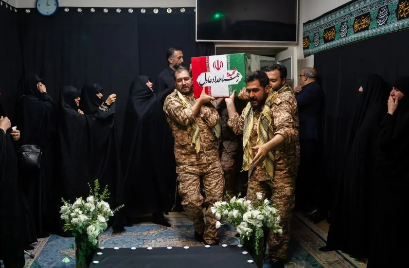 تصاویری از وداع با پیکر همسر شهید رهبر انقلاب تصاویری از وداع با پیکر همسر شهید رهبر انقلاب