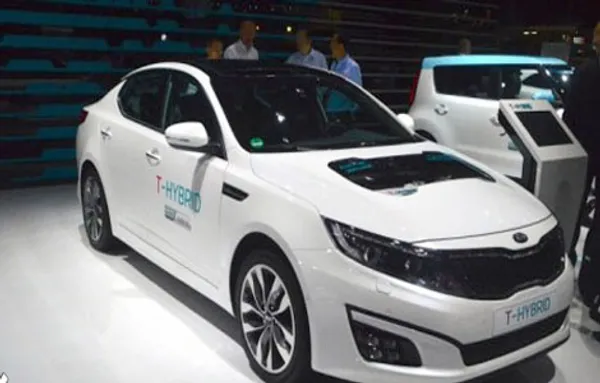 کیا Optima T-Hybrid concept
در نمایشگاه امسال پاریس شرکت کیا نیز در میان خودروسازانی قرار گرفت که از محصول سبز مخصوص خود رونمایی کرد. این خودرو که در واقع شباهت بسیاری به اوپتیمای اصلی دارد به یک موتور الکتریکی دوم نیز مجهز شده که می‌تواند قدرت این وسیله را به میزان 15 تا 20 درصد افزایش داده، مصرف سوخت آن را به مقدار 16 درصد بهبود بخشیده و شتاب خودرو را نیز به مقدار یک ثانیه افزایش داده است.