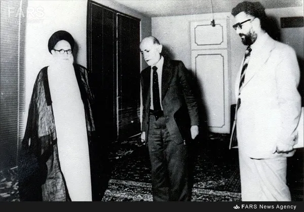 5- مهدی بازرگان و ابراهیم یزدی در دیدار با آیت الله سیدکاظم شریعتمداری درقم