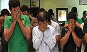 فیلم / جوانی که برای دفاع از ۳ دختر با اراذل درگیر شد