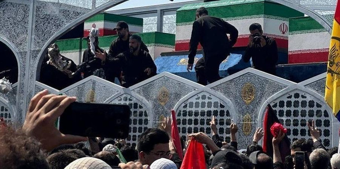 فیلم | خودروی پیکر مطهر آقای ایران به فرودگاه مهرآباد رسید