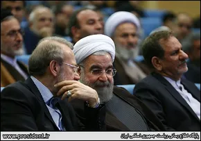 عکس/لاریجانی تندیس خودش را هدیه گرفت