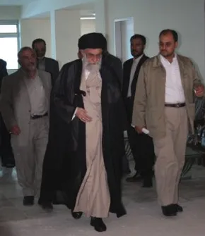 عکس/نصب بنر پیام رهبری به حجاج دربغداد