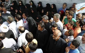 عکس/ احمدی‌نژاد در تشییع شهدای غواص