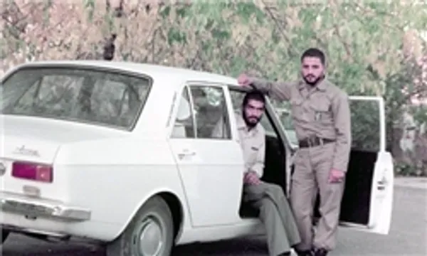  اسماعیل احمدی مقدم و نفر سمت چپ احتمالا سید مهدی هاشمی(فعال سیاسی فعلی) می باشد