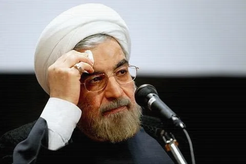 شعار تازه علیه روحانی؛ «نفوذی هدایت‌پذیر از راه دور»!+ عکس