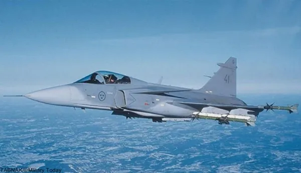  Nr.9 Saab JAS 39 Gripen (Sweden).ساب 39 گریپن (به سوئدی: Saab 39 Gripen) جنگنده چندمنظوره سبک و تک‌موتوره است که توسط شرکت سوئدی ساب سوئد طراحی و تولید گردیده‌است. گریپن (به معنی شیردال) که در 1988 برای اولین بار به پرواز درآمده بود، در سال 1997 به نیروی هوایی سوئد پیوست و جایگزین جنگنده‌های ساب 35 دراکن و ساب 37 ویگن شد. این هواپیما در سال‌های بعد به کشورهای آفریقای جنوبی، تایلند، جمهوری چک و مجارستان هم فروخته شد.گریپن جت مافوق صوتی با سرعت بیش از دو ماخ است که مثل جنگنده‌های قبلی شرکت ساب از طراحی بال‌مثلثی و بدون دم همراه با کانارد بهره می‌برد. مدل‌های تازه‌تر ساب 39 به تجهیزات سوخت‌گیری هوایی هم مجهز شده‌اند و مدل‌های صادراتی آن سازگاری قابل توجهی با استانداردهای ناتو دارند. این جنگنده از یک موتور ولوو-فلایگموتور نیرو می‌گیرد که از موتور آمریکایی جنرال الکتریک اف404 اقتباس شده است. موتوری که در جنگنده‌های اف-18 هورنت هم نصب شده‌است.بهای هر فروند بیش از 60 میلیون دلار