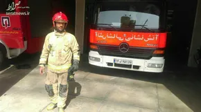 عکس/ نماز آتش‌نشان درکنار خرابه‌ ساختمان پلاسکو