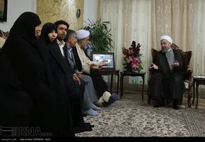 عکس/اقتدای روحانی‌وسیدحسن به هاشمی