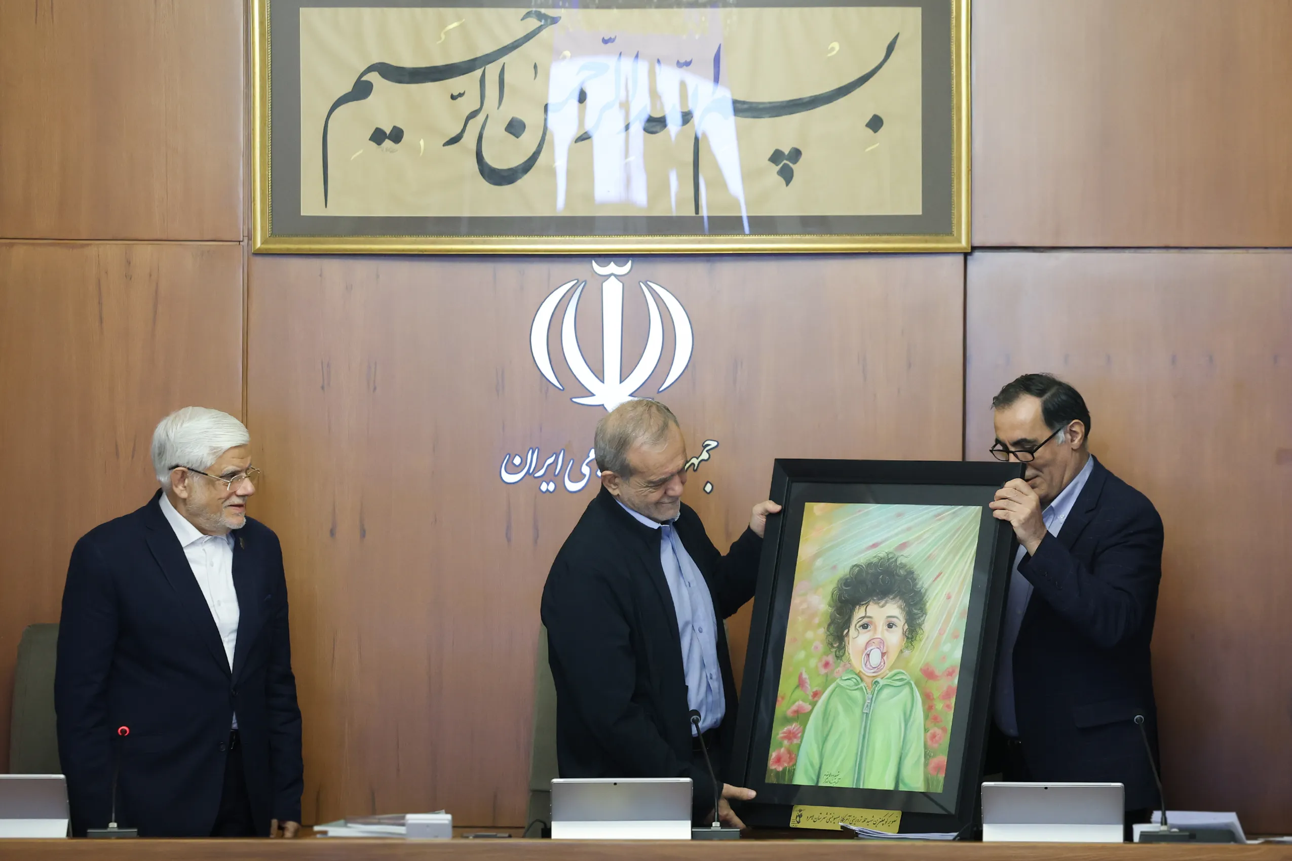 دولت برای تحقق تدابیر رهبر معظم انقلاب و عبور کشور از شرایط «نه جنگ، نه صلح» تلاش میکند