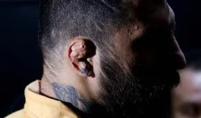 فیلم/ گرفتن کودک پرت شده از پنجره در هوا!
