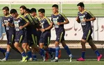 ملی‌پوشی که با کفش پاره تمرین می‌کند!