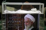 تصویری از خادمی آیت‌الله حائری در حرم حضرت معصومه+عکس