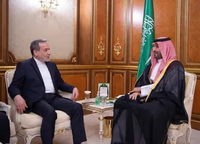 عکس | عراقچی، وزیر امورخارجه با بن‌سلمان، ولی‌عهد عربستان دیدار کرد