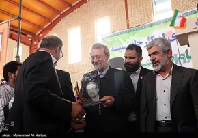 عکس/ نماز لاریجانی در حرم احمدبن موسی(ع)