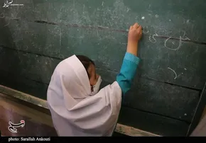 فیلم | تصاویر قدیمی از حضور حضرت آیت‌الله خامنه‌ای در بین دانش ‌آموزان