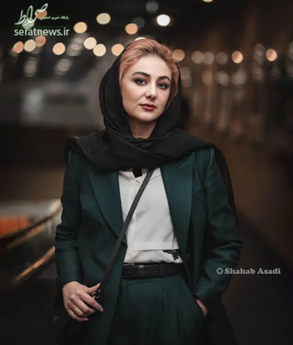 با دیدن عکس اول از ویدا جوان که فیلم «آبادان یازده ۶۰» رو تو جشنواره امسال داره، تیپ و استایلی کلاسیک و هماهنگ می‌بینیم، اما بعد از دیدن عکس دوم و رنگ جوراب‌هایی که با این کفش‌ها پوشیده نظرمون کلا تغییر می‌کنه.
