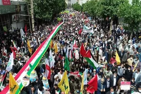 فیلم| لحظه اصابت موشک به ساختمانی در نزدیکی محل حضور رئیس قوه قضاییه در راهپیمایی روز قدس