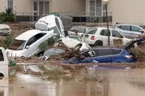 فیلم/ اقدام خطرناک یک زن قبل از طغیان رودخانه!